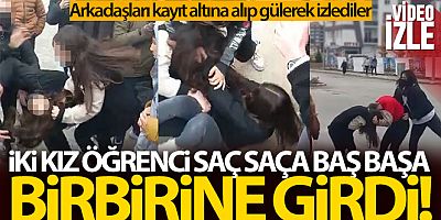 Sokak ortasında kavga eden arkadaşlarını ayırmak yerine gülerek izlediler