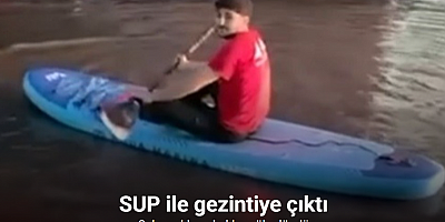 Sokaklar göle dönünce SUP ile gezintiye çıktı
