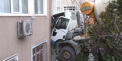 SON DAKİKA Beşiktaş'ta beton mikseri 6 katlı binaya çarptı