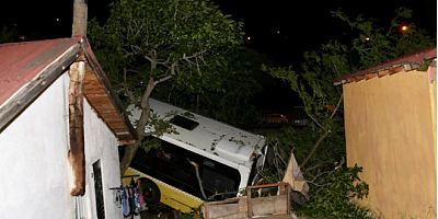 SON DAKİKA Beykoz'da İETT otobüsü evin bahçesine düştü