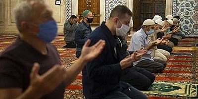 SON DAKİKA Cuma namazı camilerde kılınabilecek mi? Merak edilen soruya İçişleri Bakanlığı yanıt verdi