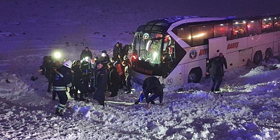 Son dakika: Diyarbakır-Şanlıurfa yolunda buzlanma sonucu yolcu otobüsü devrildi: Çok sayıda yaralı var