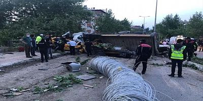 SON DAKİKA Freni boşalan vinç dehşet saçtı! 11 aracın karıştığı kazada 2 kişi hayatını kaybetti