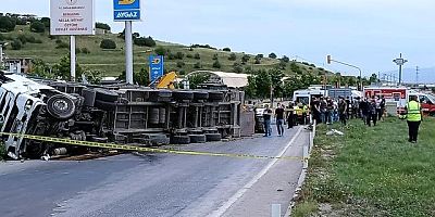SON DAKİKA Her şeyden habersiz yolda yürüyen yayalara tır çarptı: 2 ölü, 5 yaralı