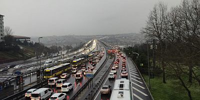 SON DAKİKA İstanbul'da kar yağışı trafiği durma noktasına getirdi
