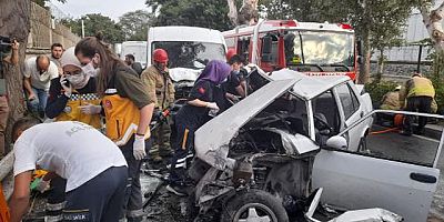 SON DAKİKA  Kaza sonrası cadde savaş alanına döndü: 4 yaralı 