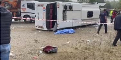 SON DAKİKA MHP toplantısına giden yolcu otobüsü devrildi! 2 ölü, çok sayıda yaralı var
