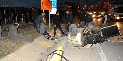 SON DAKİKA Öldürmeyen ALLAH Öldürmez Kazada ikiye bölünen araçtan 2 kişi sağ çıktı