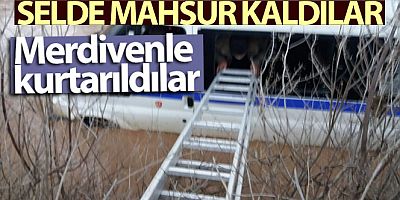 SON DAKİKA Selde mahsur kalan minibüs içerisindeki 9 kişi merdivenle kurtarıldı