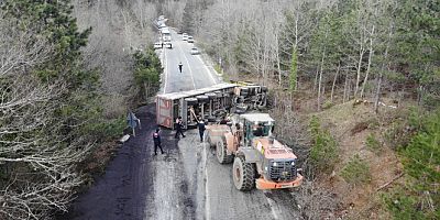 SON DAKİKA Takla atan tır trafiği 3 saat kilitledi