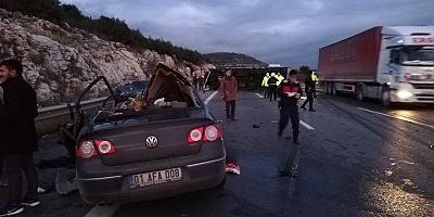 SON DAKİKA Tarsus’ta karşı şeride geçen TIR, otomobili biçti: Aynı aileden 5 kişi öldü, 2 yaralı