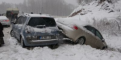 SON DAKİKA Uludağ yolu çarpışan otolara döndü