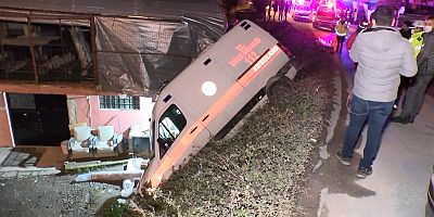 SON DAKİKA Ümraniye'de hasta taşıyan ambulans iş yerinin bahçesine uçtu: 1 yaralı
