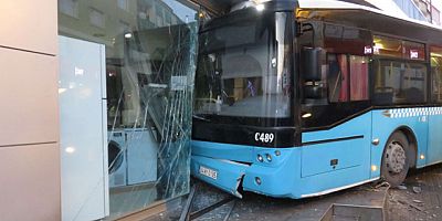 SON DAKİKA Ümraniye'de özel halk otobüsü iş yerine girdi 