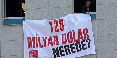 SON GELİŞME CHP'li Tanal, Meclis'e '128 milyar dolar nerede?' pankartı astı
