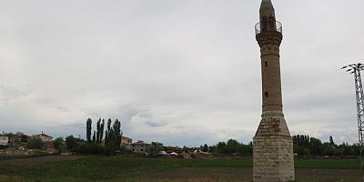 Sular altında kalan köyün 'yalnız minaresi'