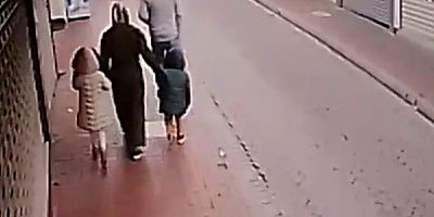Sürücü direksiyon hakimiyetini kaybetti! Bir aileyi böyle ezdi