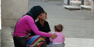 Taksim'de çocukları kullanarak dilenen kadınlar yakalandı