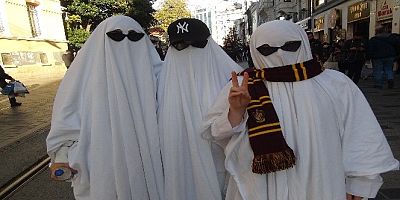 Taksim'de hayaletlere yoğun ilgi