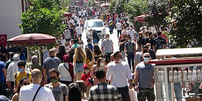 Taksim'de 'iğne atsan yere düşmez' dedirten kalabalık