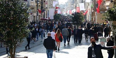 TAKSİM MEYDANI VE İSTİKLAL CADDESİ'NDE YOĞUNLUK