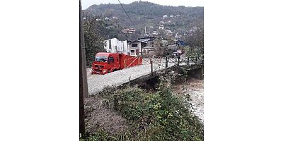 Taşan derede kalan sürücünün imdadına ekipler yetişti