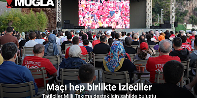 Tatilciler Milli Takıma destek için sahilde buluştu