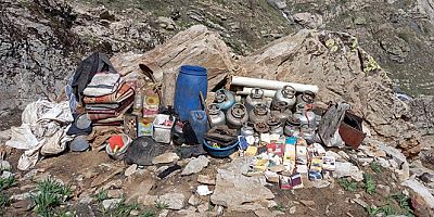 Tatvan'daki iki sığınağın içinde 5 adet el bombası ele geçirildi