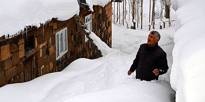 Tek katlı evlerine kar tünellerinden girip çıkıyorlar