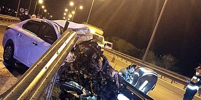 TEM Otoyolu'nda bariyere çarpan otomobilin motoru yerinden fırladı, sürücü hayatını kaybetti