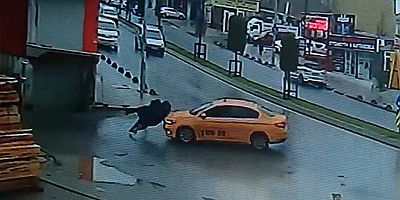 Ticari taksinin iki kıza çarptığı feci anlar kamerada