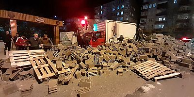 TIR'da yüklü briketler yola döküldü