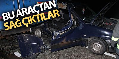 Tır ile bariyer arasına sıkışarak hurdaya dönen hafif ticari otomobilden sağ çıktılar