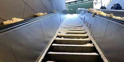 Toplu taşıma duraklarında dışarıda kar, içeride arıza engeli