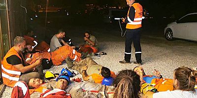 Toprak üzerinde dinlenip söndürme çalışmalarına katılıyor onlar yangının gönüllü kahramanlarılar  