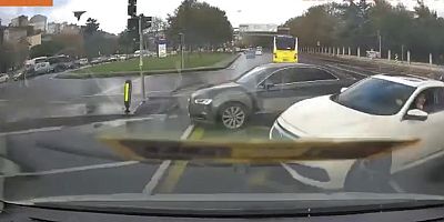 Trafik ışıkları bozuldu, 3 araç birbirine girdi