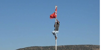 Türk bayrağını düzeltmek için direğe tırmandı
