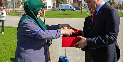 Türk bayrağını yere düşürmemek için gösterdiği duyarlılık yürekleri ısıttı