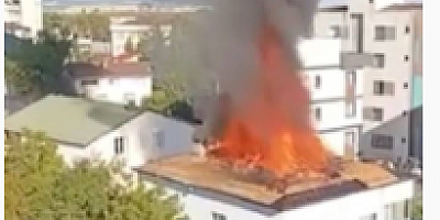 Tuzla’da 2 katlı binanın çatısı alev alev yandı