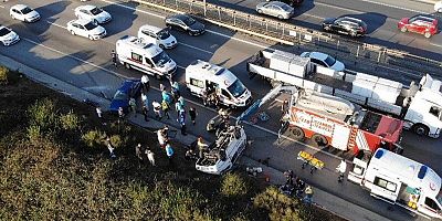 Tuzla'da tekeri patlayan midibüs takla attı: 2 yaralı