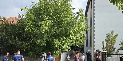 Üçüncü kattan düşen genç kadın ağır yaralandı