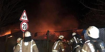ÜMRANİYE'DE İNŞAAT MALZEMELERİ DEPOSUNDA YANGIN