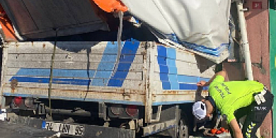 Üsküdar’da kamyonet ganyan bayisine girdi