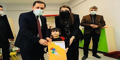 Vali Masatlı ve eşi minik öğrencilerinin karne sevincine ortak oldu