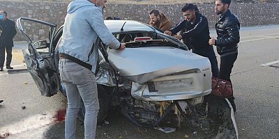 Van'da iki otomobil çarpıştı: 2 ölü, 5 yaralı