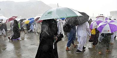 Vatandaşlar kurtardı yağmur sularına kapılan kadını