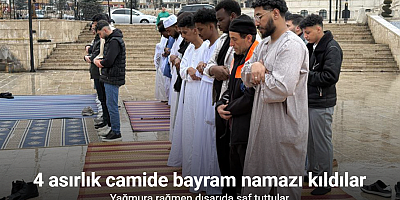 Yağmura rağmen dışarıda saf tuttular: 4 asırlık camide bayram namazı kıldılar