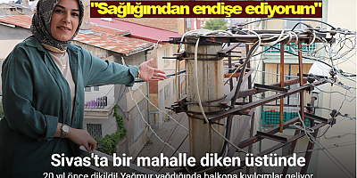 Yağmurlu havada evi şimşek değil, elektrik direğinden çıkan kıvılcımlar aydınlatıyor