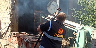 Yanan ekmek teknesini kurtarmak isteyen adam son anda kurtarıldı