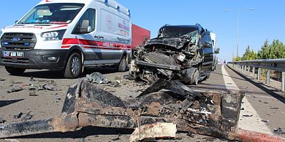Yeni aldıkları otomobille tıra arkadan çarptılar
